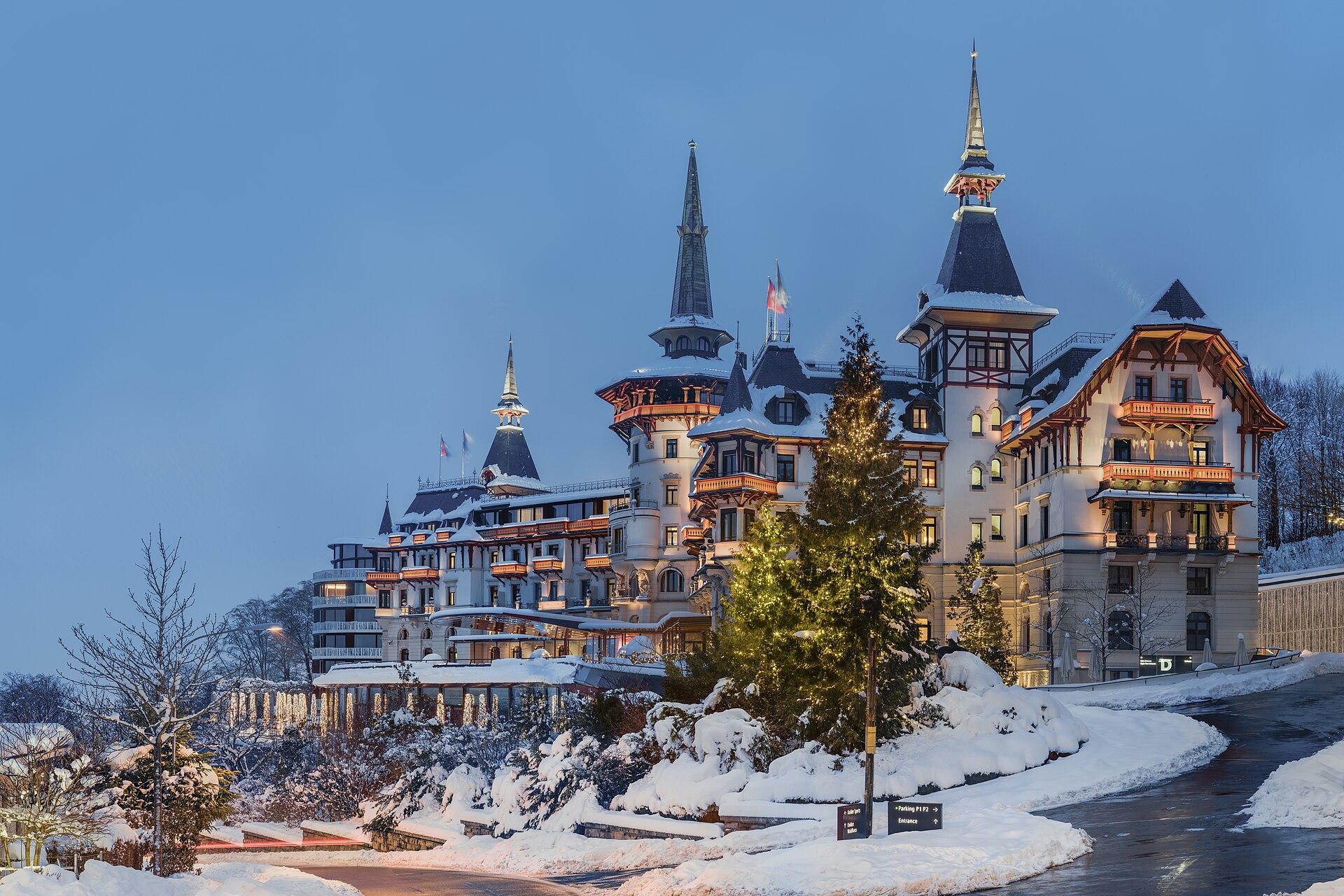 The Dolder Grand iluminado na neve acima de Zurique